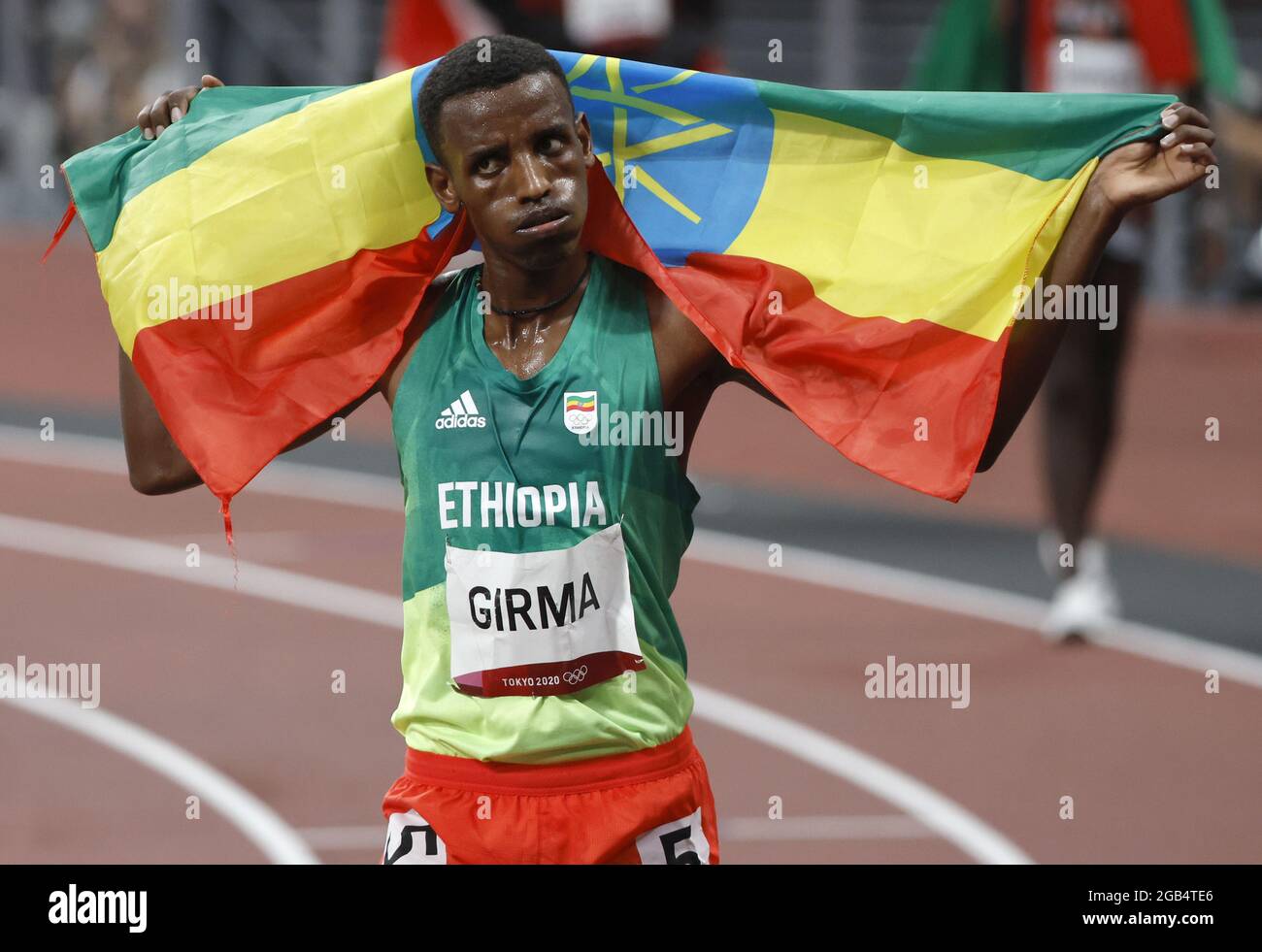 Der Äthiopier Lamecha Girma feiert am Montag, den 2. August 2021, beim Steeplechase-Finale der Männer über 3000 m im Olympiastadion im Rahmen der Olympischen Sommerspiele 2020 in Tokio, Japan, seinen Silbermedaillenrang mit einer Zeit von 8:10.38. Foto von Tasos Katopodis/UPI Stockfoto