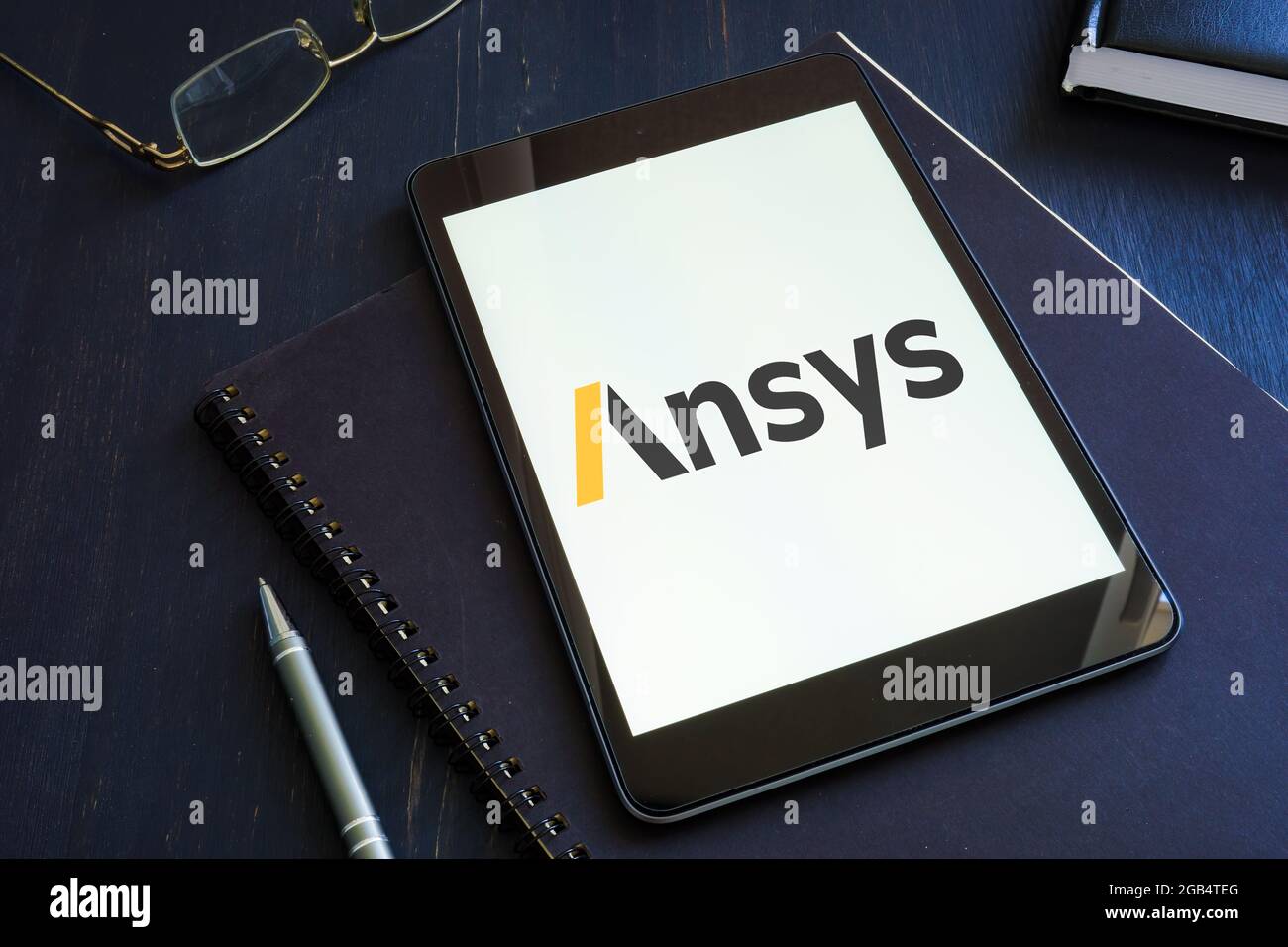 KIEW, UKRAINE - 30. Juni 2021. Logo der ANSYS Engineering Simulation auf dem Smartphone und dem Notizblock. Stockfoto