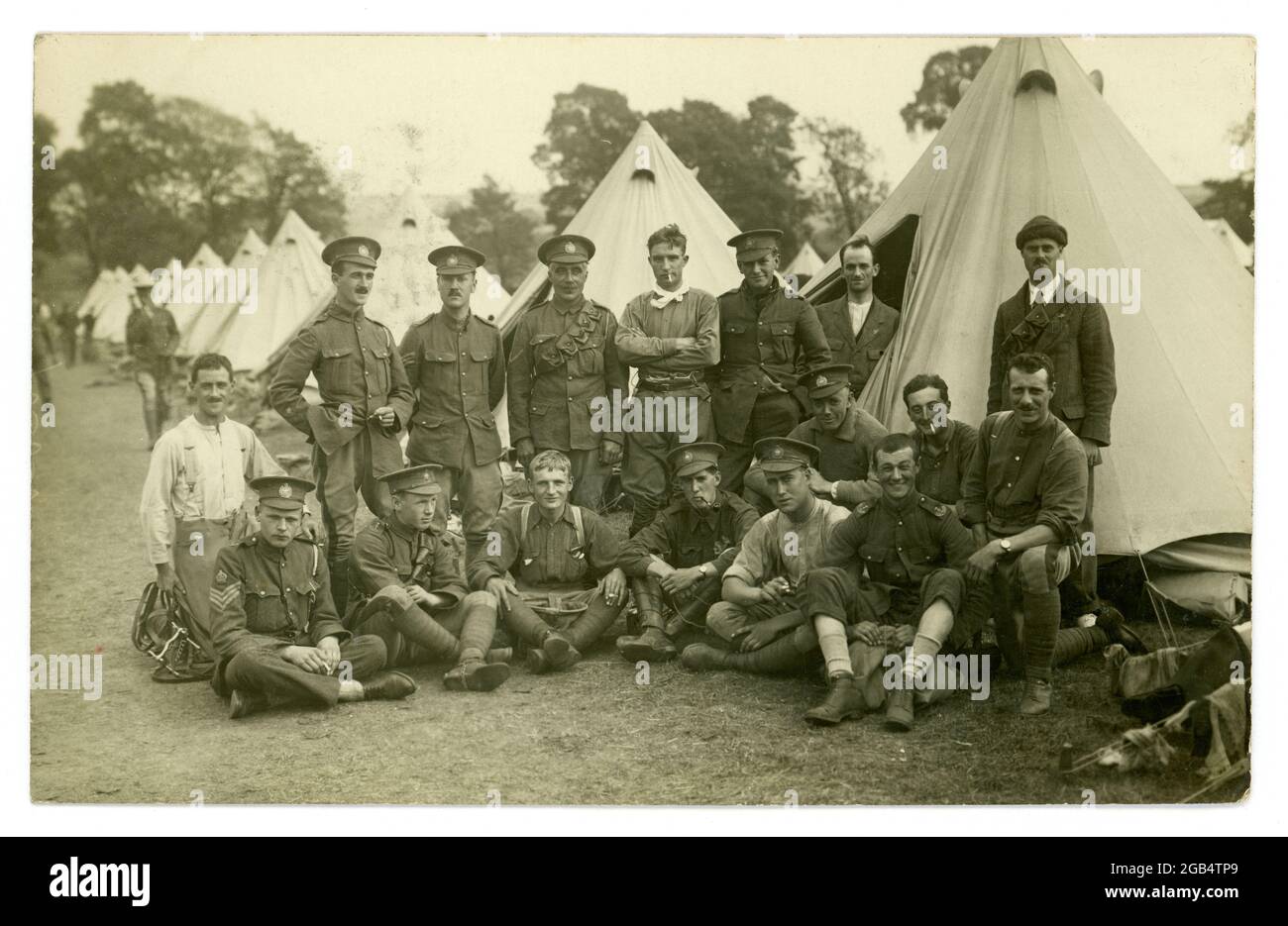 Postkarte aus der Zeit des 1. Weltkriegs von jungen Männern, die möglicherweise vom Elite-Territorialregiment Westminster Dragoons oder der Yeomanry (ein Kavallerieregiment) der 2. Grafschaft London stammen, veröffentlicht am 6. Oktober 1914, wenige Monate nach dem Aufruf zur Mobilisierung - in ihrem Sommerlager in Goring-on-Thames, South Oxfordshire, Großbritannien Stockfoto Postkarte aus der Zeit des 1. Weltkriegs von jungen Männern, die möglicherweise vom Elite-Territorialregiment Westminster Dragoons oder der Yeomanry (ein Kavallerieregiment) der 2. Grafschaft London stammen, veröffentlicht am 6. Oktober 1914, wenige Monate nach dem Aufruf zur Mobilisierung - in ihrem Sommerlager in Goring-on-Thames, South Oxfordshire, Großbritannien Stockfoto