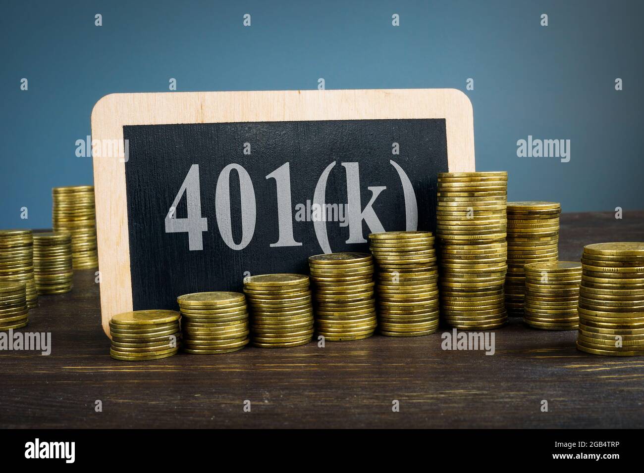 Tafel mit 401k Planwörtern und Münzen als Symbol für den Pensionsplan. Stockfoto
