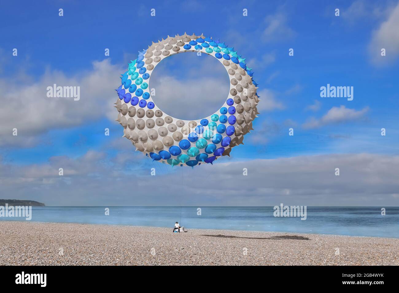 Blauer Luftdrachen am Himmel im Atlantik Stockfotografie - Alamy