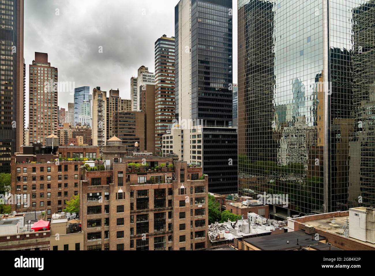 Blick auf die Skyline von New York City in Midtown Manhattan mit Wolkenkratzern und bewölktem Himmel am Tag. Stockfoto