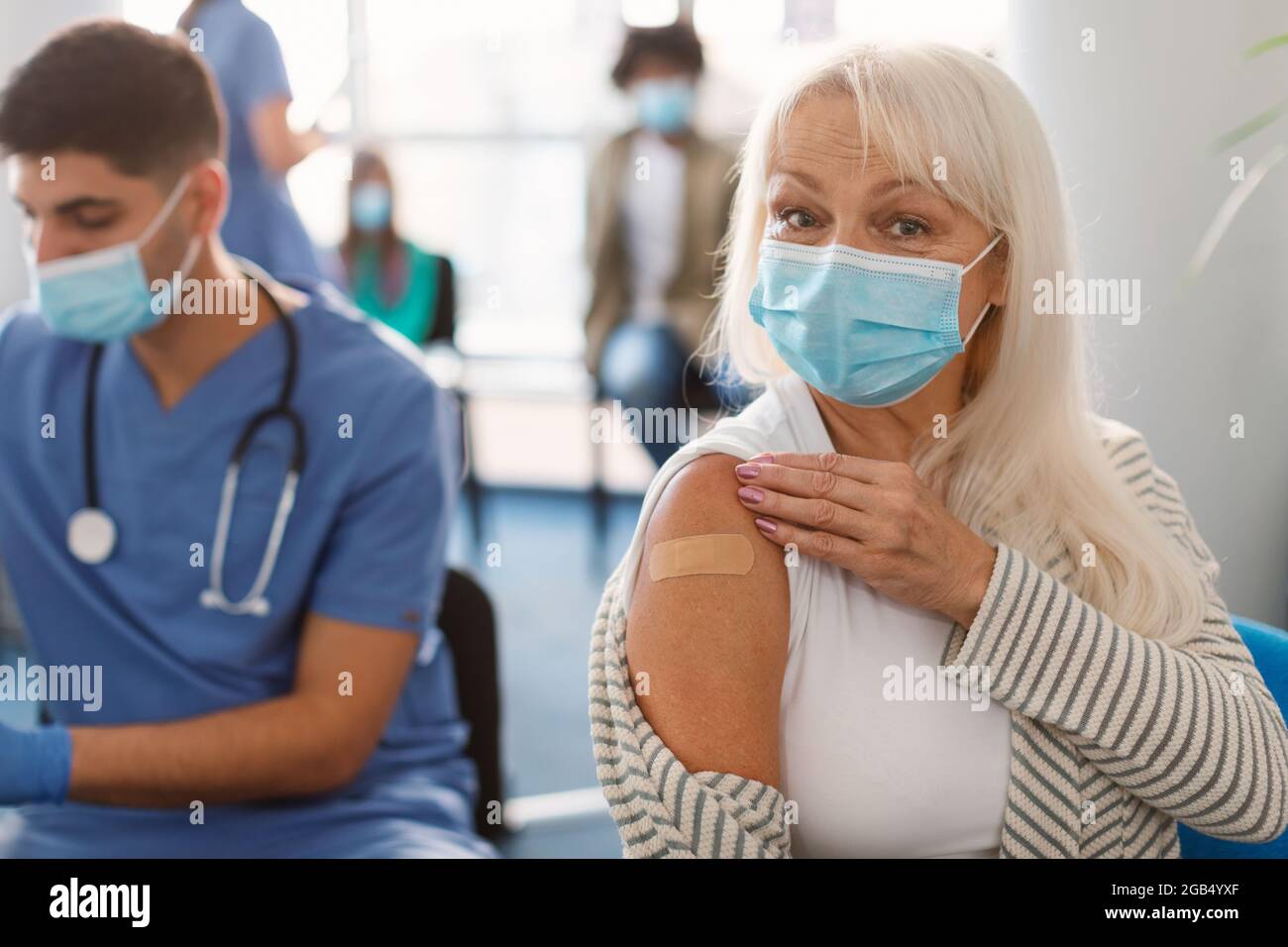 Geimpfte Senior Lady Zeigt Hand Mit Gips Nach Dem Impfstoff Stockfoto