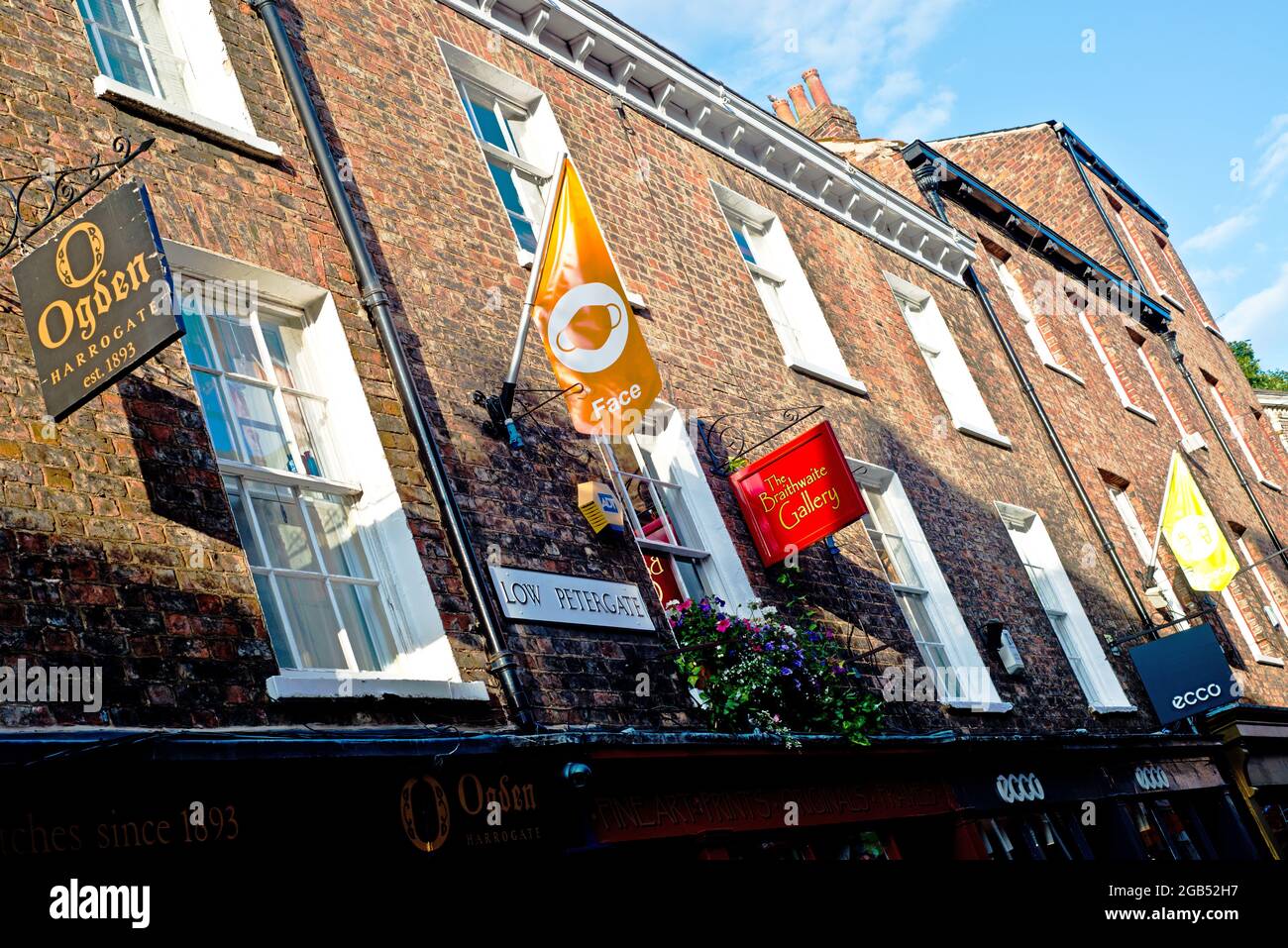 Low Petergate, Geschäftsschilder, York, England Stockfoto