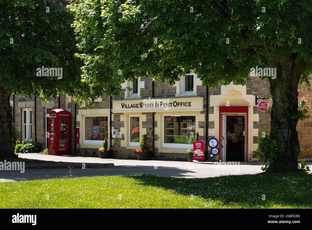 Tomintoul. Dorfladen und Postdienste Schottische Highlands Schottland Stockfoto