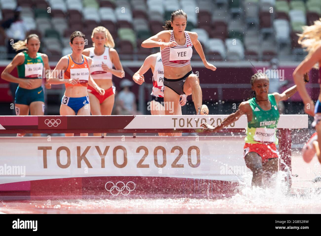 01. August 2021: Regan Yee (1417) aus Kanada springt beim Leichtathletik-Wettbewerb im Olympiastadion in Tokio, Japan, auf die Barriere und den Wassergraben in der 3000-m-Steeplechase der Frauen. Daniel Lea/CSM} Stockfoto
