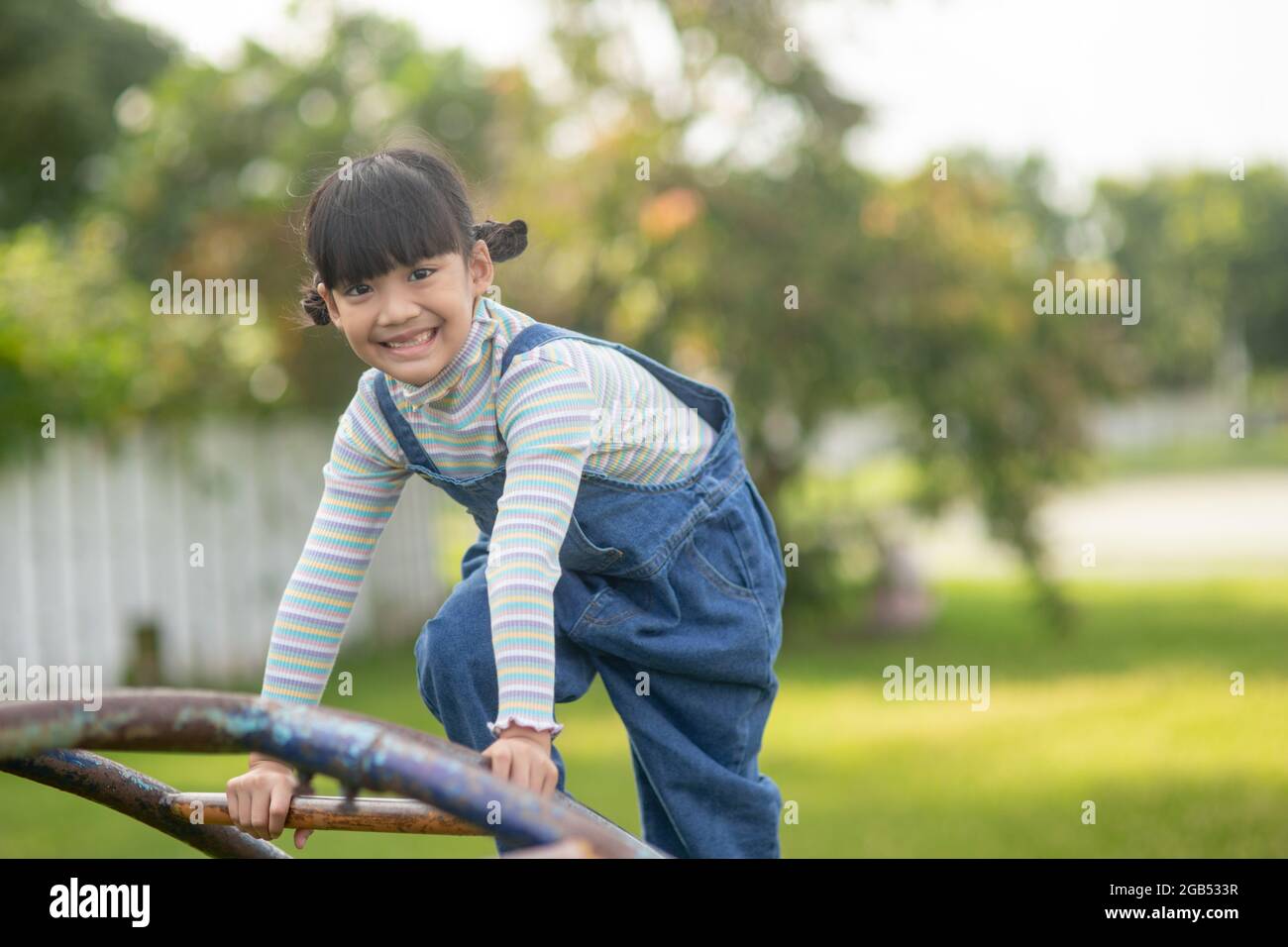 Asiatische Kind Madchen Spielen Auf Dem Spielplatz Im Freien Kinder Spielen In Der Schule Oder Im Kindergarten Gesunde Sommeraktivitaten Fur Kinder Stockfotografie Alamy