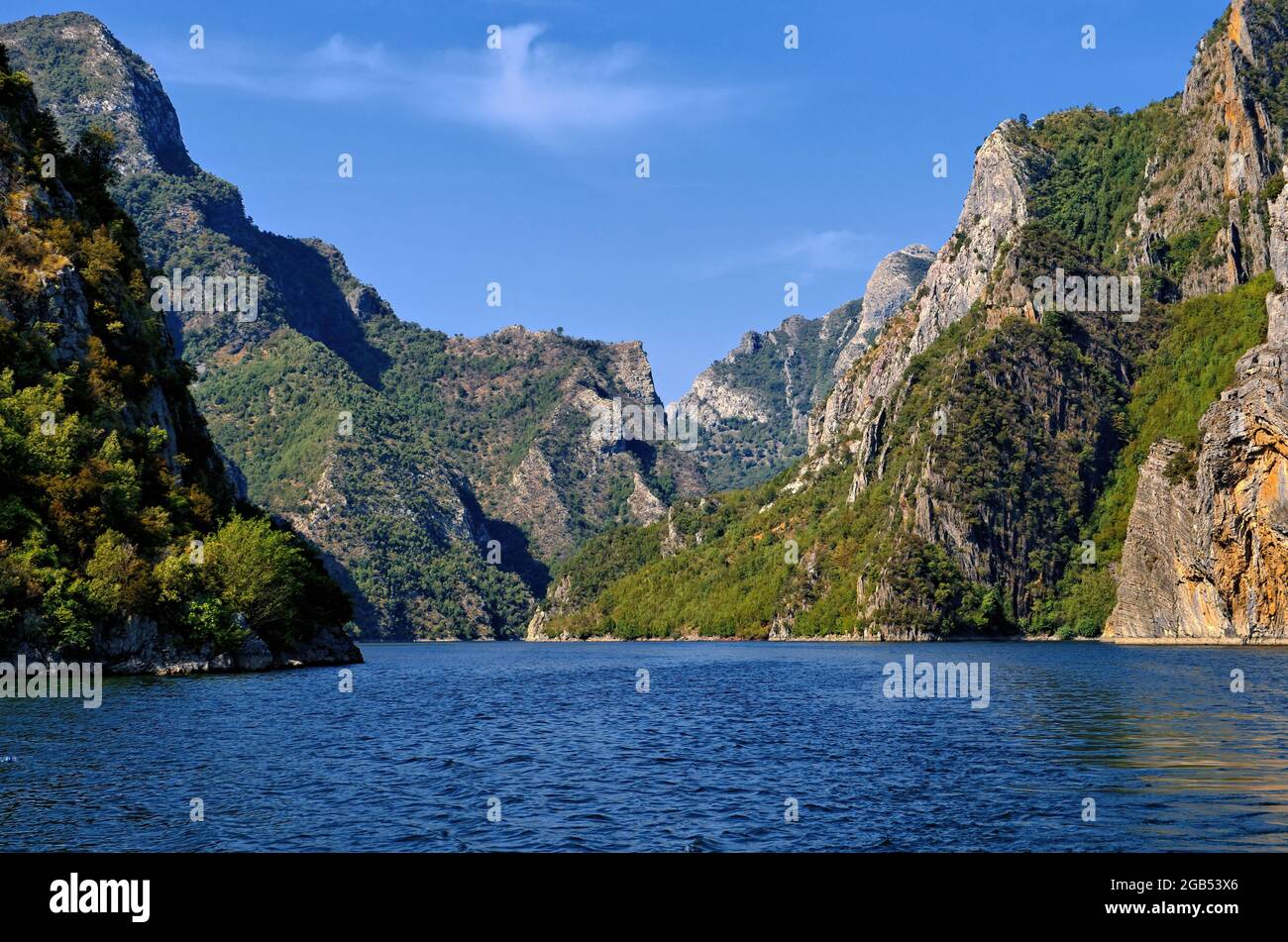 Natur Albaniens malerische Aussicht auf die albanischen Berge und den Koman-See von der Fähre aus Stockfoto