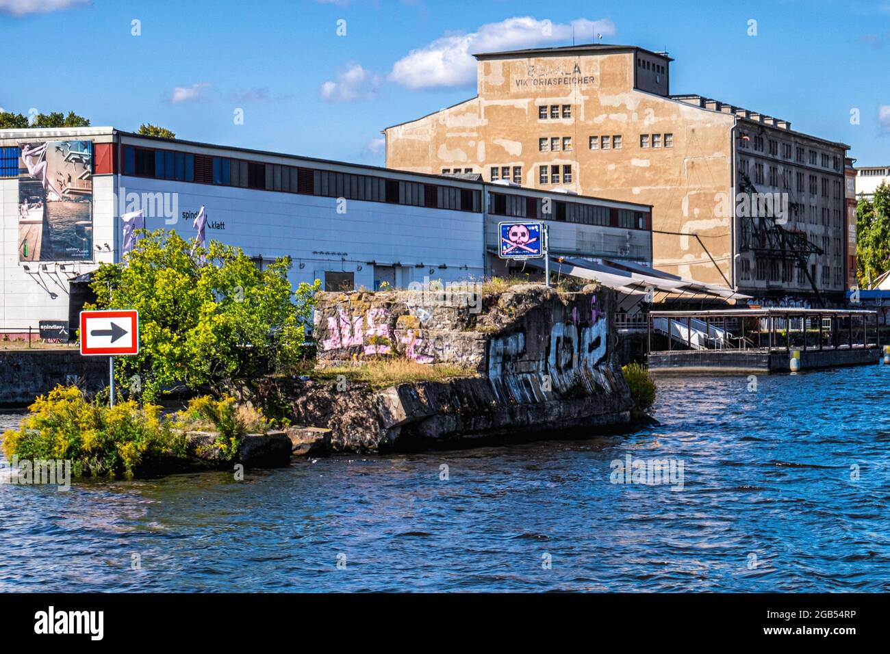 Blick auf die Spree auf die kleine Felseninsel & Restaurant Spindler & Klatt & Veranstaltungsort in Kreuzberg, Berlin, Deutschland Stockfoto