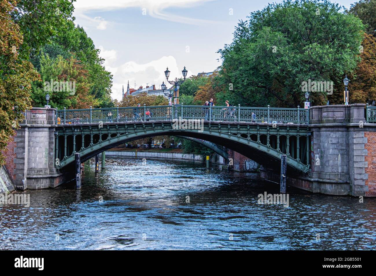 Admiralbrücke, Admiralbrücke, älteste erhaltene schmiedeeiserne Brücke über den Landwehrkanal, Berlin-Kreuzberg. Architekt Georg Pinkenburg baute 1880 bis 188 Stockfoto