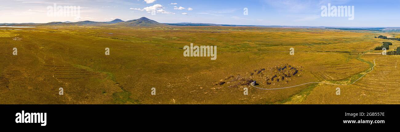 The Flow Country, Forsinard, Highlands, Schottland. Zeigt den Flows Lookout Tower & Ben Griam Beg im Hintergrund. Stockfoto