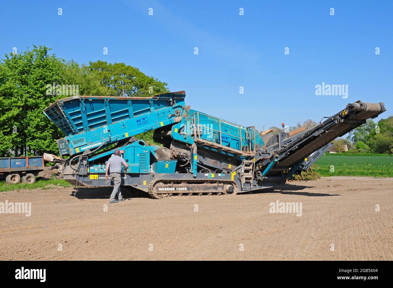 Mann, der einen Screener aufsetzt. Stockfoto