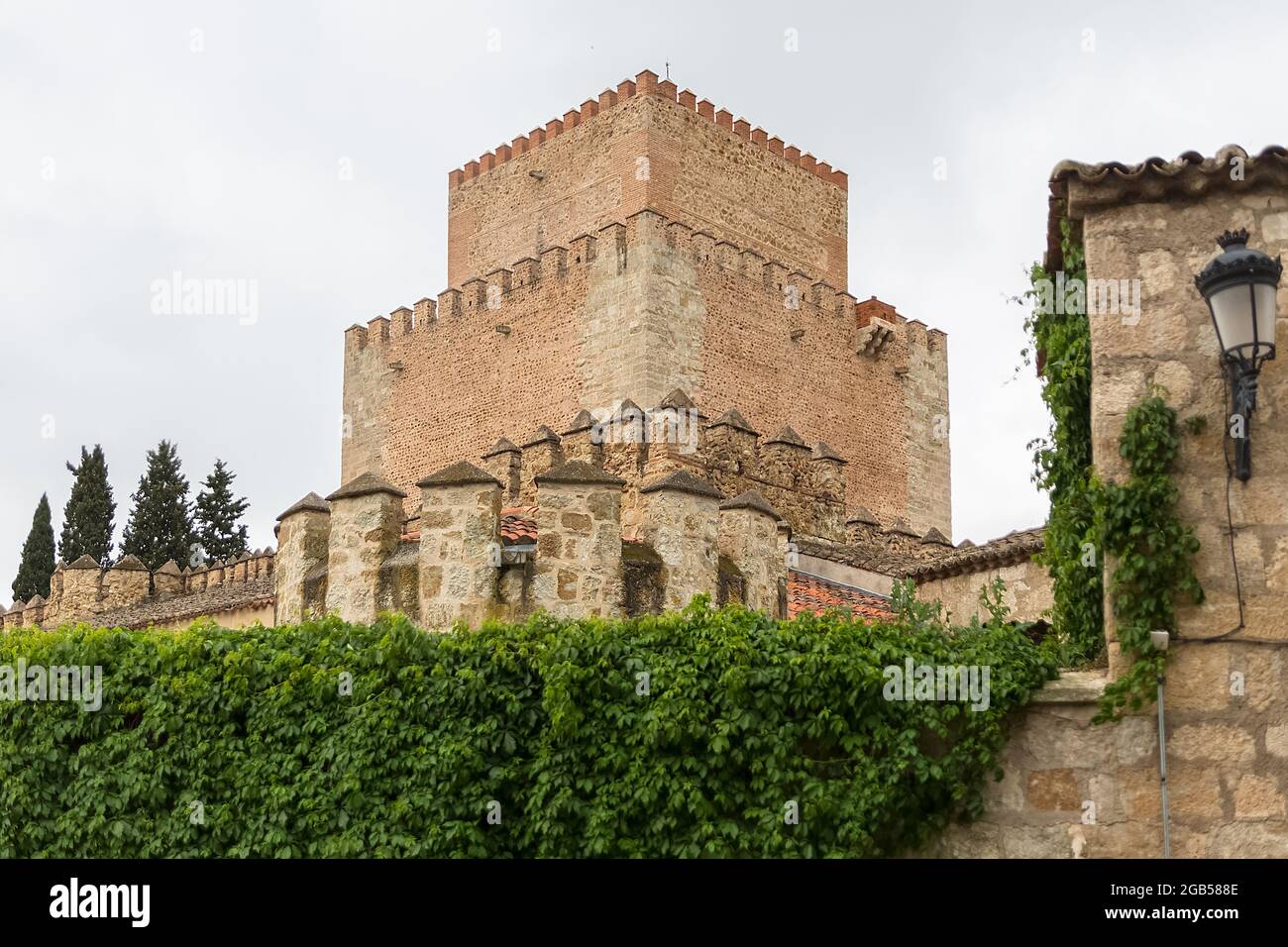 Cuidad Rodrigo Spanien - 05 12 2021: Blick auf die Burg Enrique II, Parador de Ciudad Rodrigo, Fußgängerweg in der mittelalterlichen Festung Stockfoto