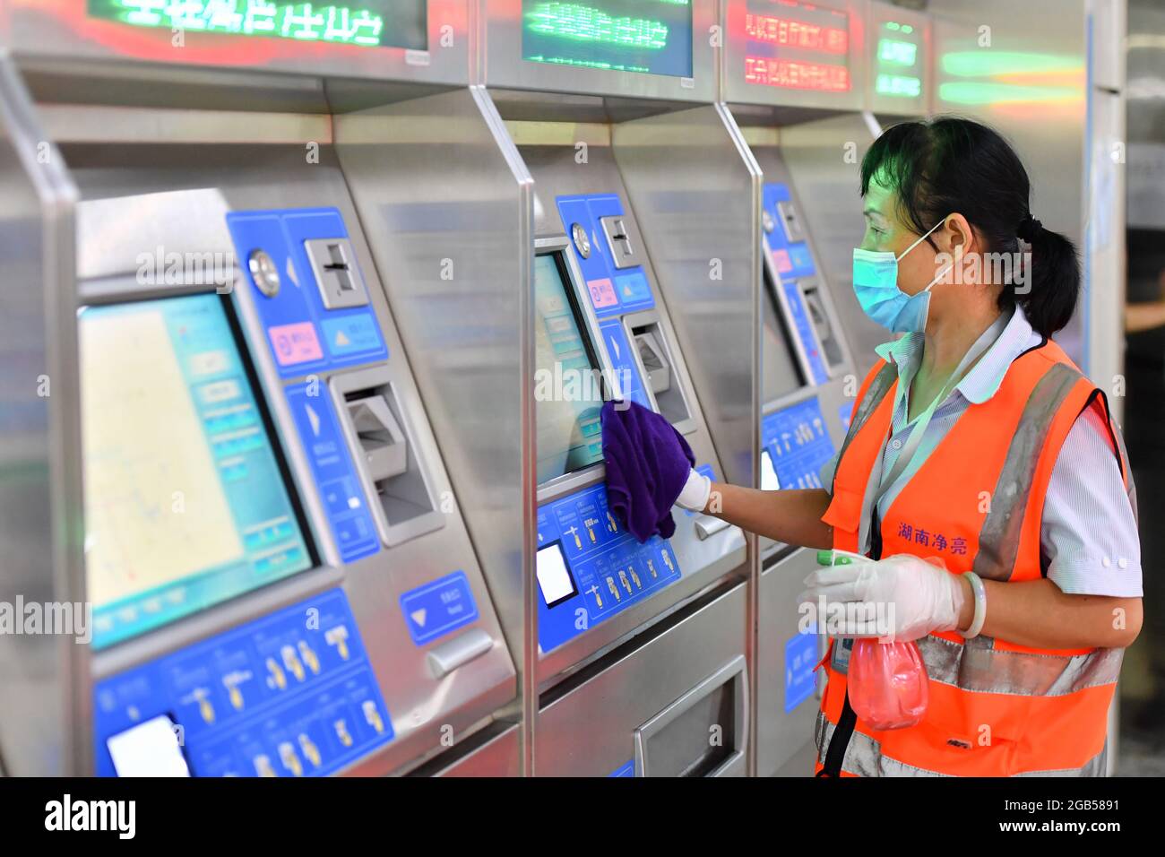 (210802) -- CHANGSHA, 2. August 2021 (Xinhua) -- EIN Mitarbeiter desinfiziert Einrichtungen an der Machang U-Bahnstation in Changsha, der zentralchinesischen Provinz Hunan, 2. August 2021. Um das jüngste Wiederaufleben von COVID-19 einzudämmen, hat die Changsha Metro Group die Maßnahmen zur Prävention und Kontrolle von Epidemien verstärkt, um den Passagieren eine sichere Reise zu ermöglichen, indem die Desinfektionshäufigkeit öffentlicher Kontakteinrichtungen erhöht und strengere Maßnahmen zur Bekämpfung von Epidemien wie Maskenverschleiß, Temperaturmessung und Überprüfung des Gesundheitscodes eingeführt werden. Isolationsbereiche sind für Menschen mit hoher Körpertemperatur eingestellt, und pa Stockfoto