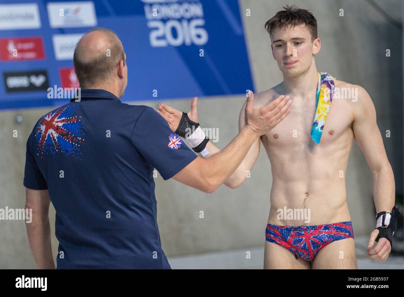 Der britische Taucher Matty Lee (Matthew Lee) nach dem Tauchgang mit Teammitglied, European Diving Championships 2016, London, Großbritannien Stockfoto