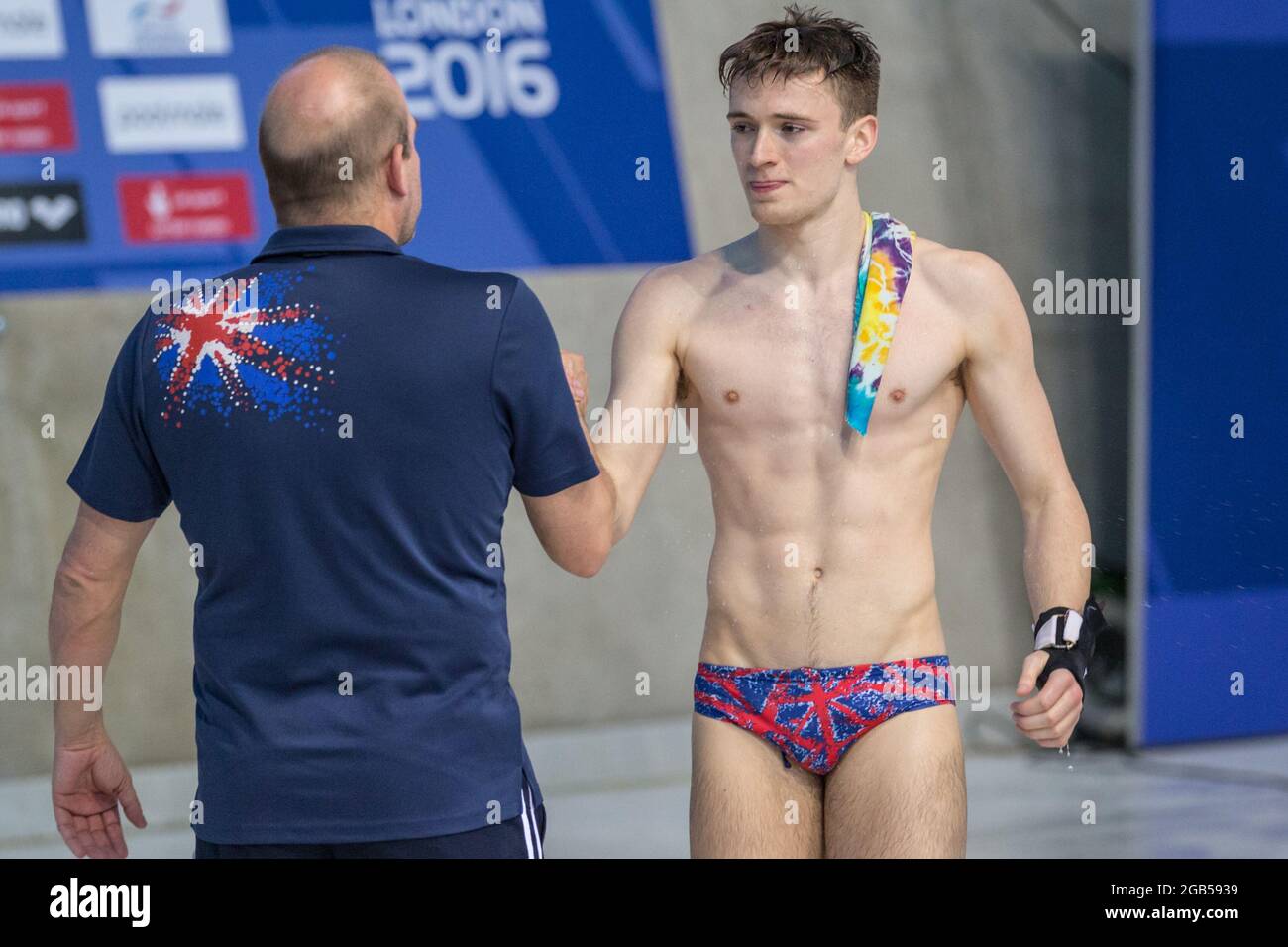 Der britische Taucher Matty Lee (Matthew Lee) nach dem Tauchgang mit Teammitglied, European Diving Championships 2016, London, Großbritannien Stockfoto