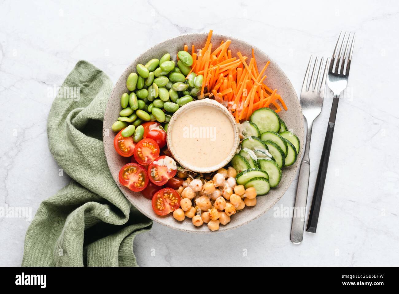 Veganer Buddha Bowl Salat Mit Kichererbsen, Gemüse, Edamame-Bohnen Und Cashew-Sauce Stockfoto