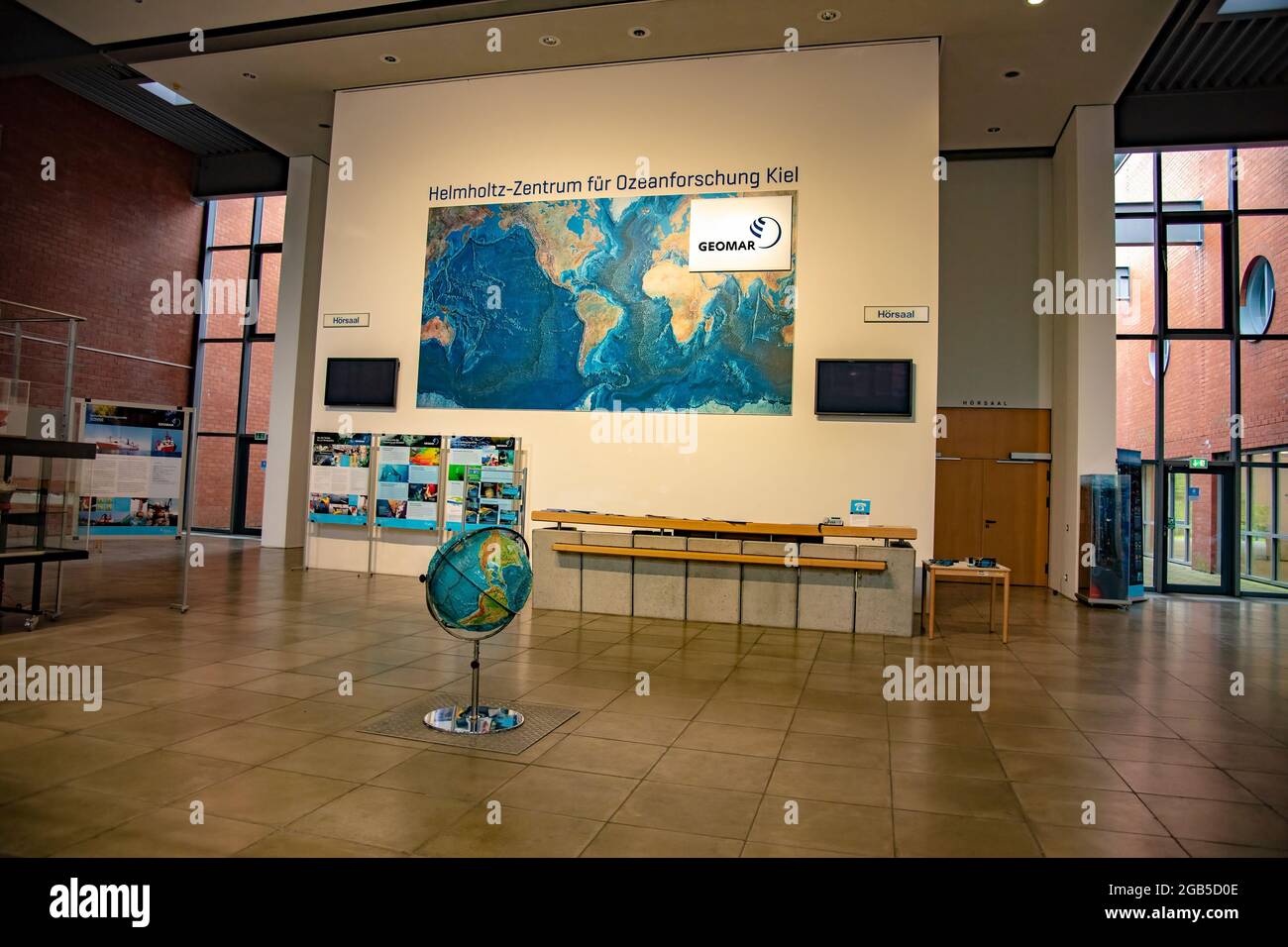 Die Haupthalle der Ausstellungen des GEOMAR Helmholtz-Zentrums für Meeresforschung. Aufgenommen in Schleswig-Holstein, Kiel, Deutschland am 13. Juli 2016 Stockfoto