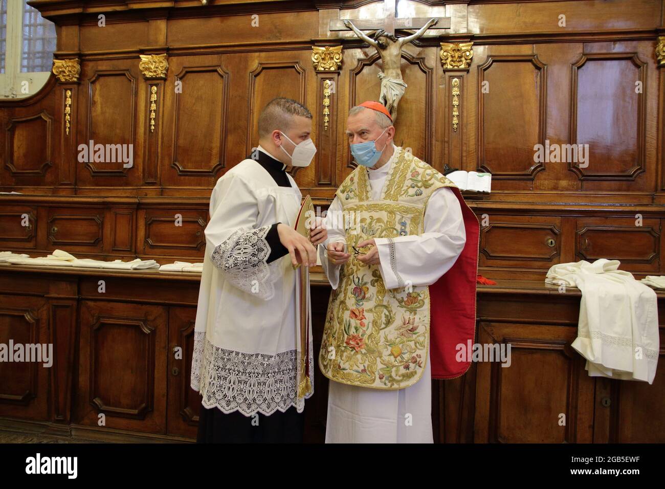 Pagani, Italien. 1. August 2021: Der Vatikanische Staatssekretär, Kardinal Pietro Parolin, besuchte das Grab des heiligen Alfonso Maria dei Liguori, Kirchenlehrers, dessen Überreste in der gleichnamigen Päpstlichen Basilika aufbewahrt werden. Quelle: Pacific Press Media Production Corp./Alamy Live News Stockfoto