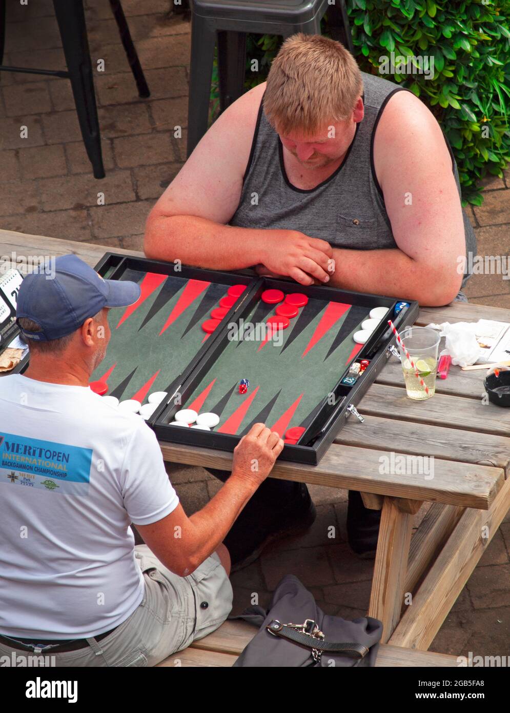 Ein Backgammon-Spiel in Brighton Stockfoto