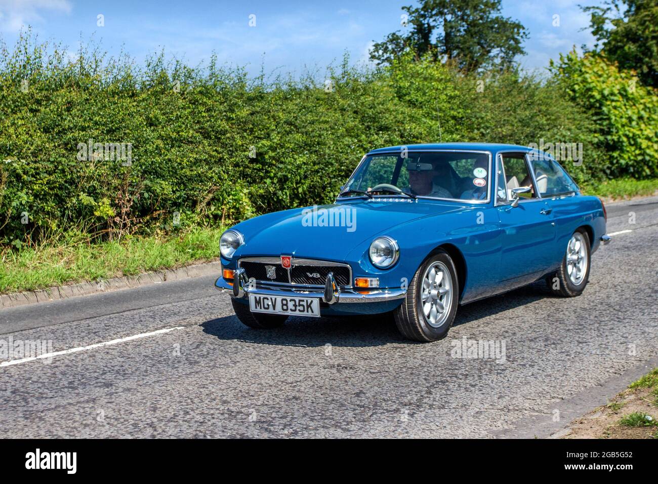 1973, 70s Blue MG B GT V8 3528cc Benzin-Roadster auf dem Weg zur Capesthorne Hall classic July Car Show, Ceshire, Großbritannien Stockfoto