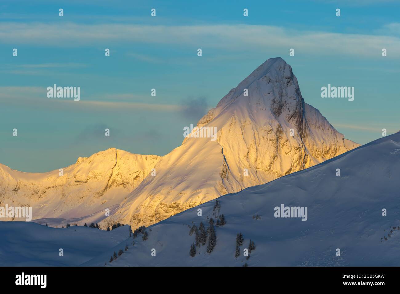 Geographie / Reisen, Schweiz, Abendlicht über Dent de Follieran (2340m) im Winter, ZUSÄTZLICHE-RIGHTS-CLEARANCE-INFO-NOT-AVAILABLE Stockfoto