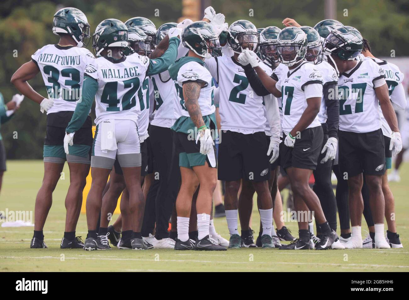 Philadelphia, PA, USA. August 2021. Die Philadelphia Eagles-Eckpfeiler versammeln sich am Montag, dem 02. August 2021, vor den Trainingseinheiten im NovaCare-Komplex in Philadelphia, PA. (Bild: © Saquan Stimpson/ZUMA Press Wire) Stockfoto