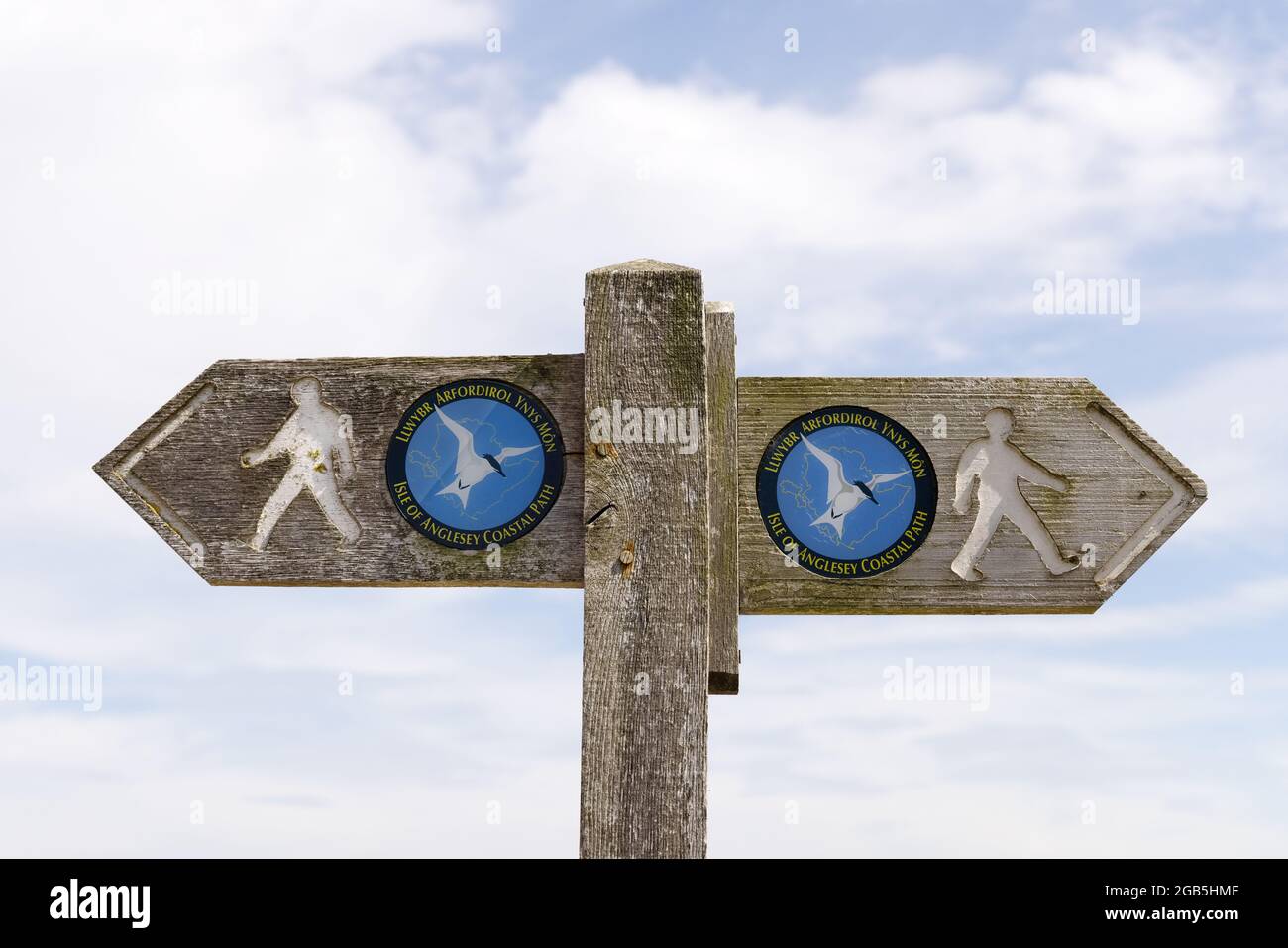 Schild Isle of Anglesey Coastal Path, Teil des Wales Coast Path, Anglesey, Wales, Großbritannien für Wanderurlaube. Stockfoto