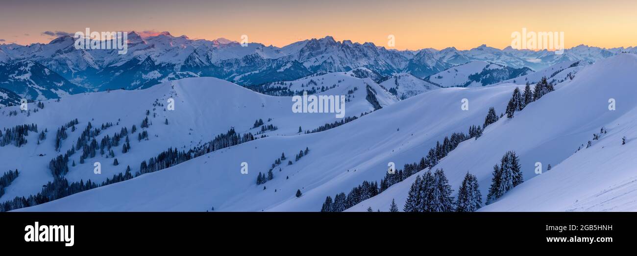 Geographie / Reisen, Schweiz, Winteruntergang vom Hundsrügg (2024m) aus gesehen., ZUSÄTZLICHE-RIGHTS-CLEARANCE-INFO-NOT-AVAILABLE Stockfoto