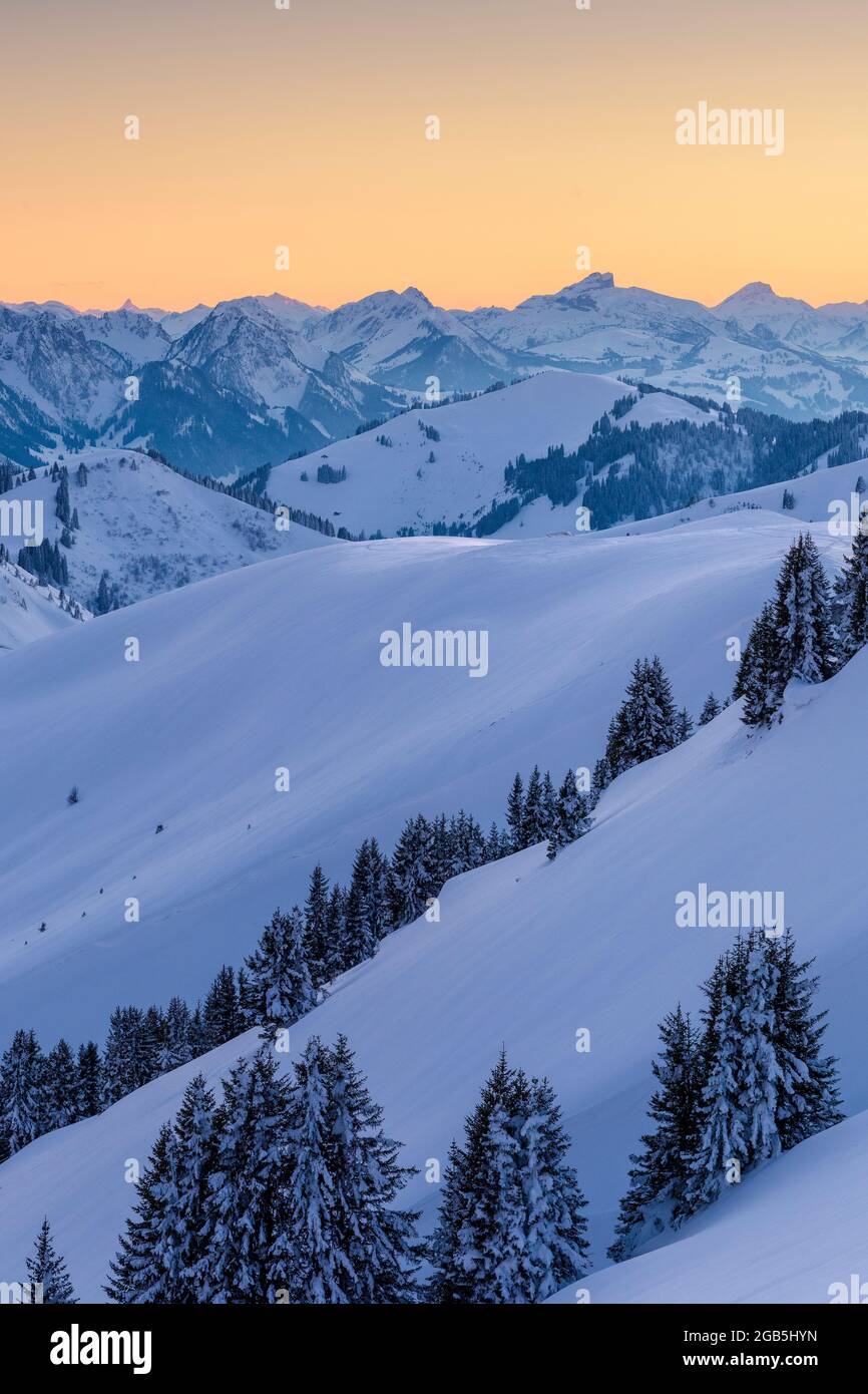 Geographie / Reisen, Schweiz, Winteruntergang vom Hundsrügg (2024m) aus gesehen., ZUSÄTZLICHE-RIGHTS-CLEARANCE-INFO-NOT-AVAILABLE Stockfoto