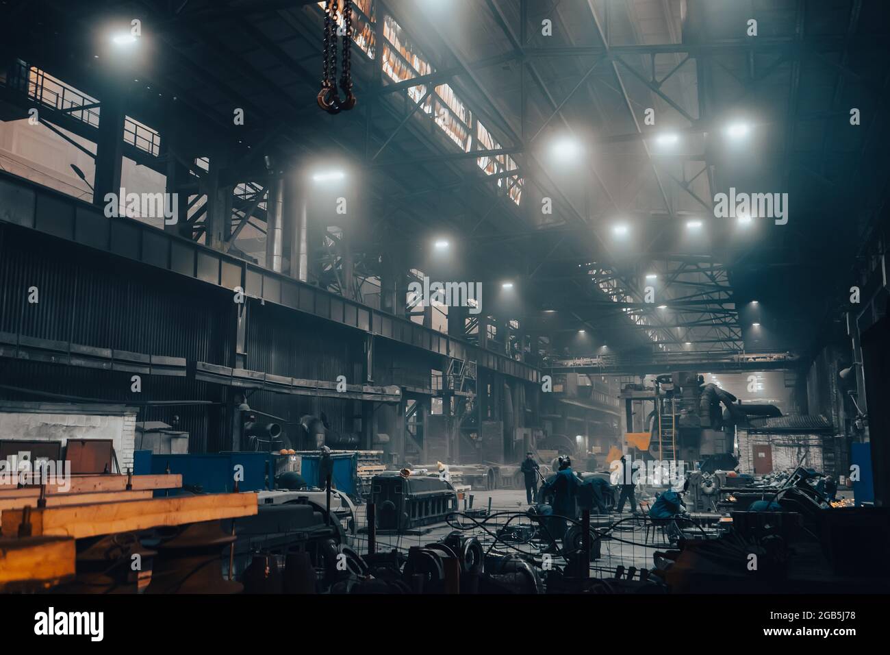 Industrielle Schwerindustrie Werkstatt oder Lager mit Stahlwaren und Arbeiter in metallurgischen Fabrik. Stockfoto