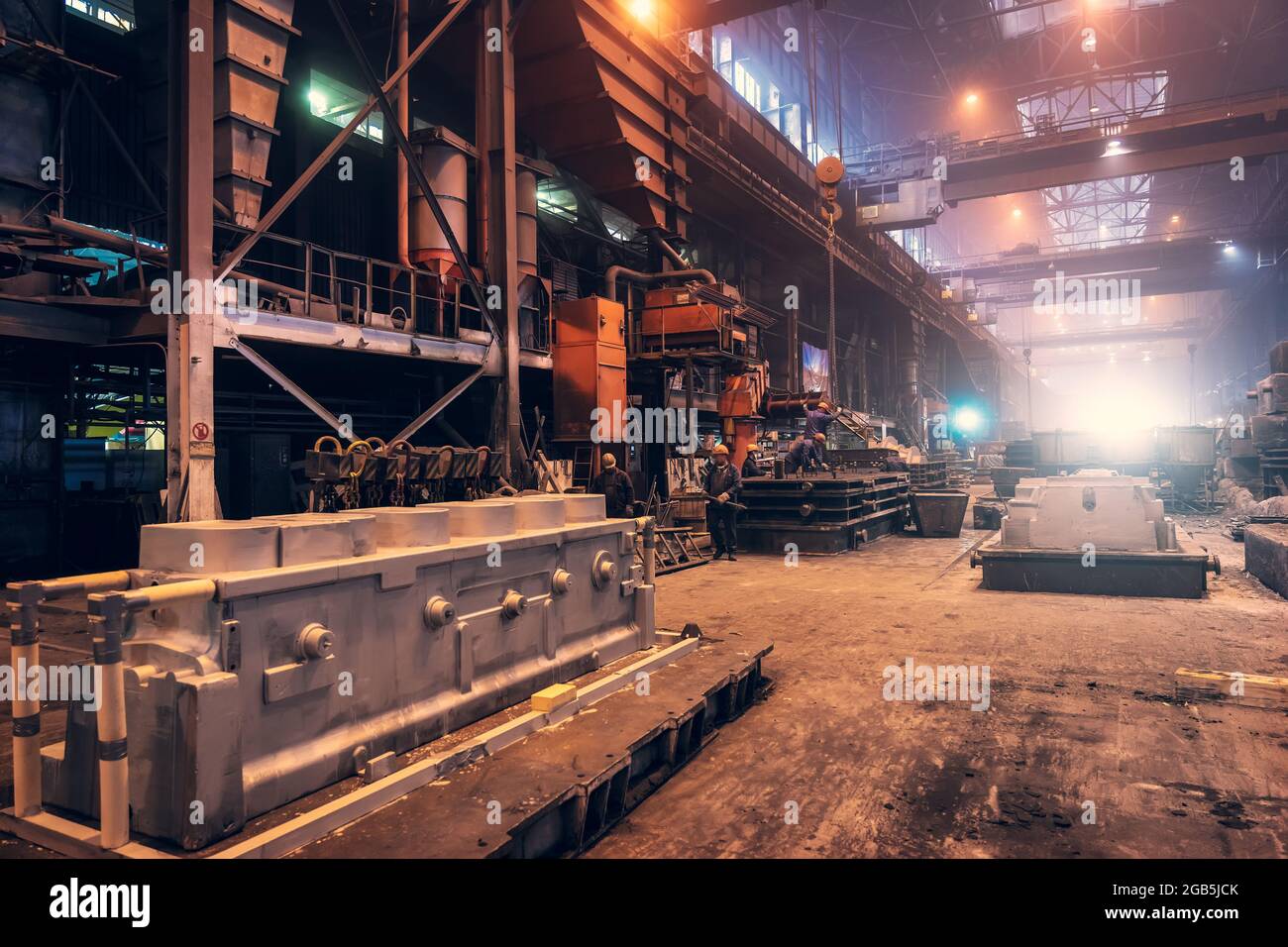 Innenraum der Gießerei. Typische metallurgische Anlage. Hintergrund in der Schwerindustrie. Stockfoto