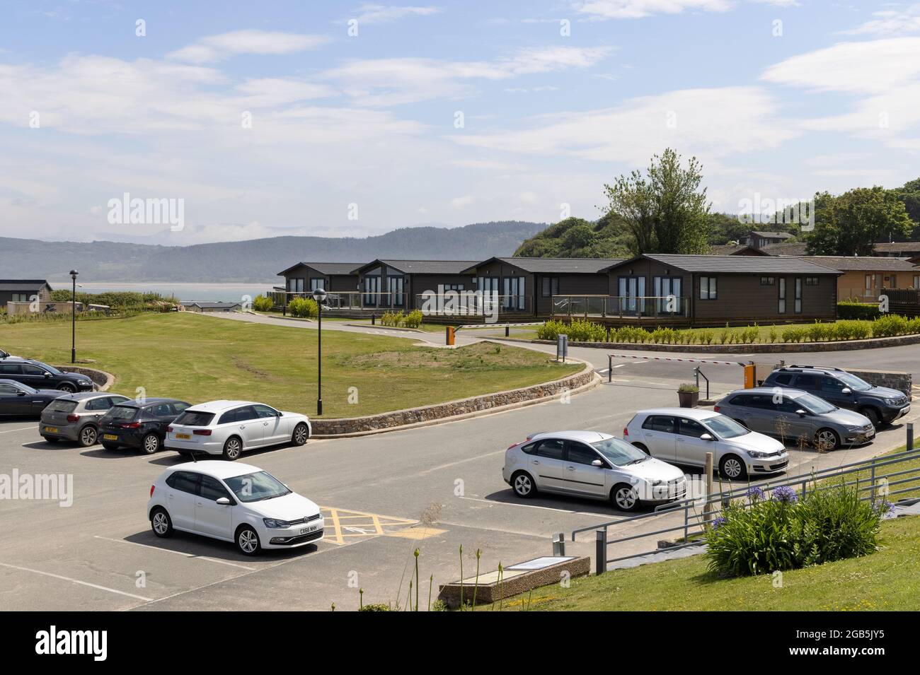 Autos auf dem Parkplatz geparkt, und Ferienhäuser für den Urlaub, Red Wharf Bay, Anglesey Coast, Anglesey, Wales Großbritannien Stockfoto