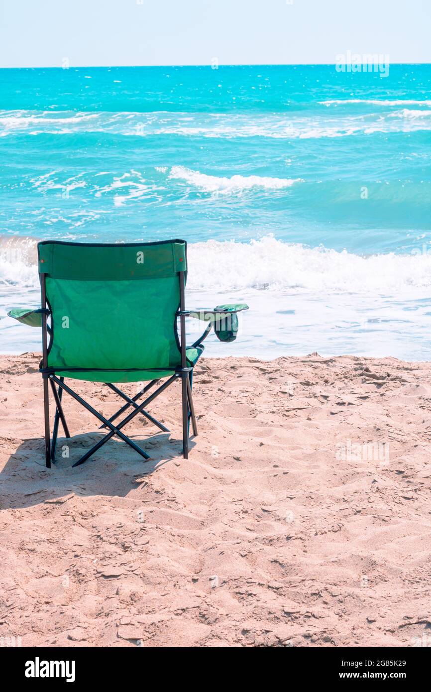 Leerer grner faltbarer Campingstuhl am Strand und welliges Meer im  Hintergrund. Urlaub, Urlaub, Tourismus, Camping und Reise Geschichte  Hintergrundbild Stockfotografie - Alamy