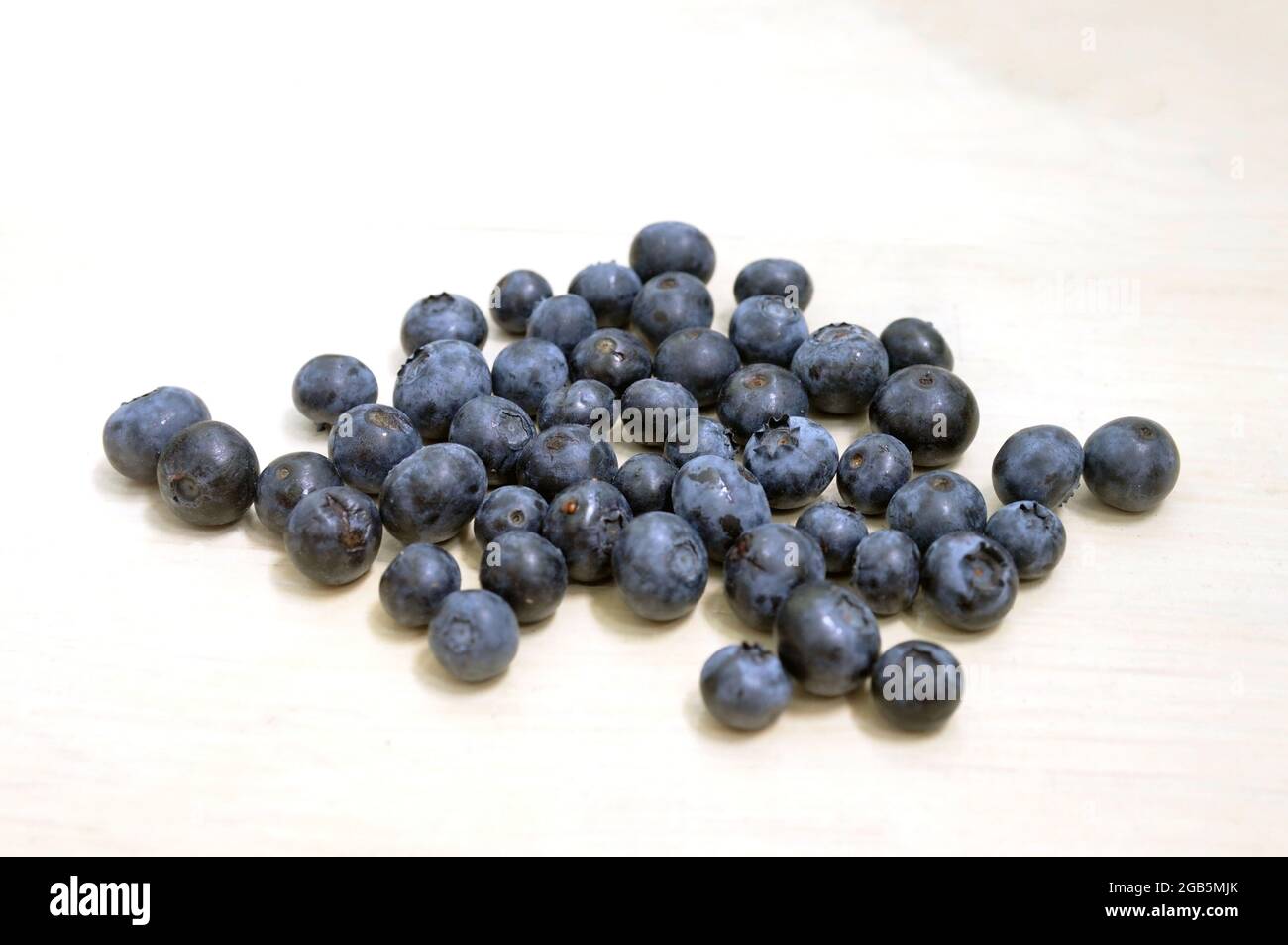 Frische Blaubeeren auf einem Holzhintergrund. Das Konzept von gesunden und diätetischen Lebensmitteln. Geringe Schärfentiefe Stockfoto