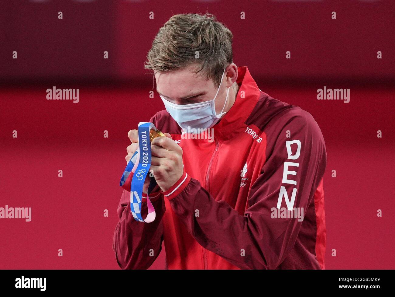 Tokio, Japan. August 2021. Viktor Axelsen aus Dänemark reagiert während der Zeremonie für das Herren-Finale des Badmintons bei den Olympischen Spielen 2020 in Tokio, Japan, am 2. August 2021. Quelle: Xue Yubin/Xinhua/Alamy Live News Stockfoto
