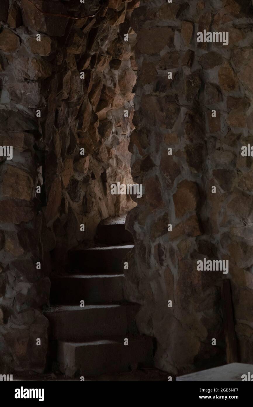 Rye, Colorado - eine interne Treppe in Bishop Castle. Das Schloss ist eine kunstvolle Stein- und Metallstruktur und eine Attraktion am Straßenrand. Es wird gebaut Stockfoto