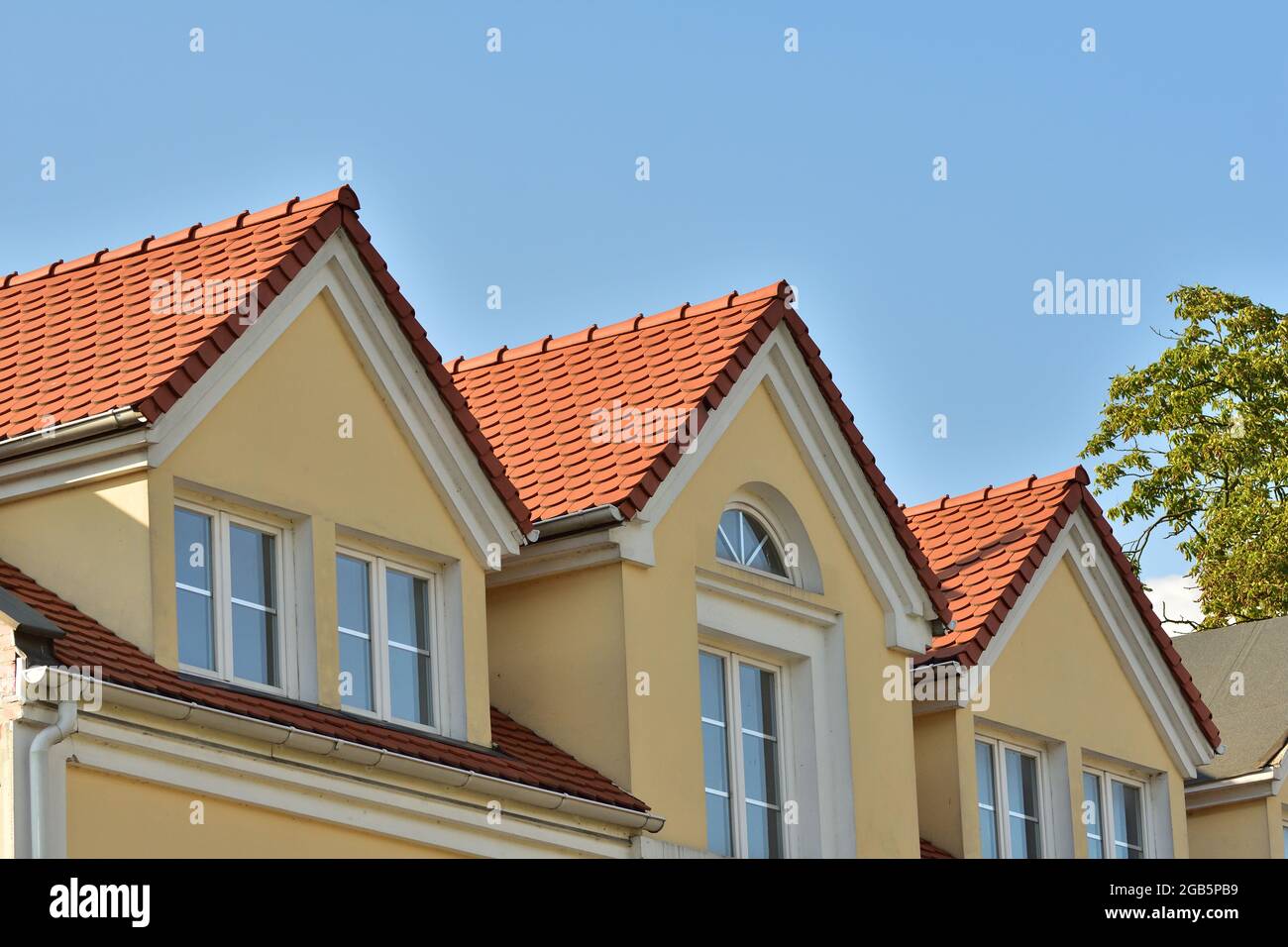 Dach, Fenster und Dachzimmer. Sommer. Tag. Blick auf das Dach. Stockfoto