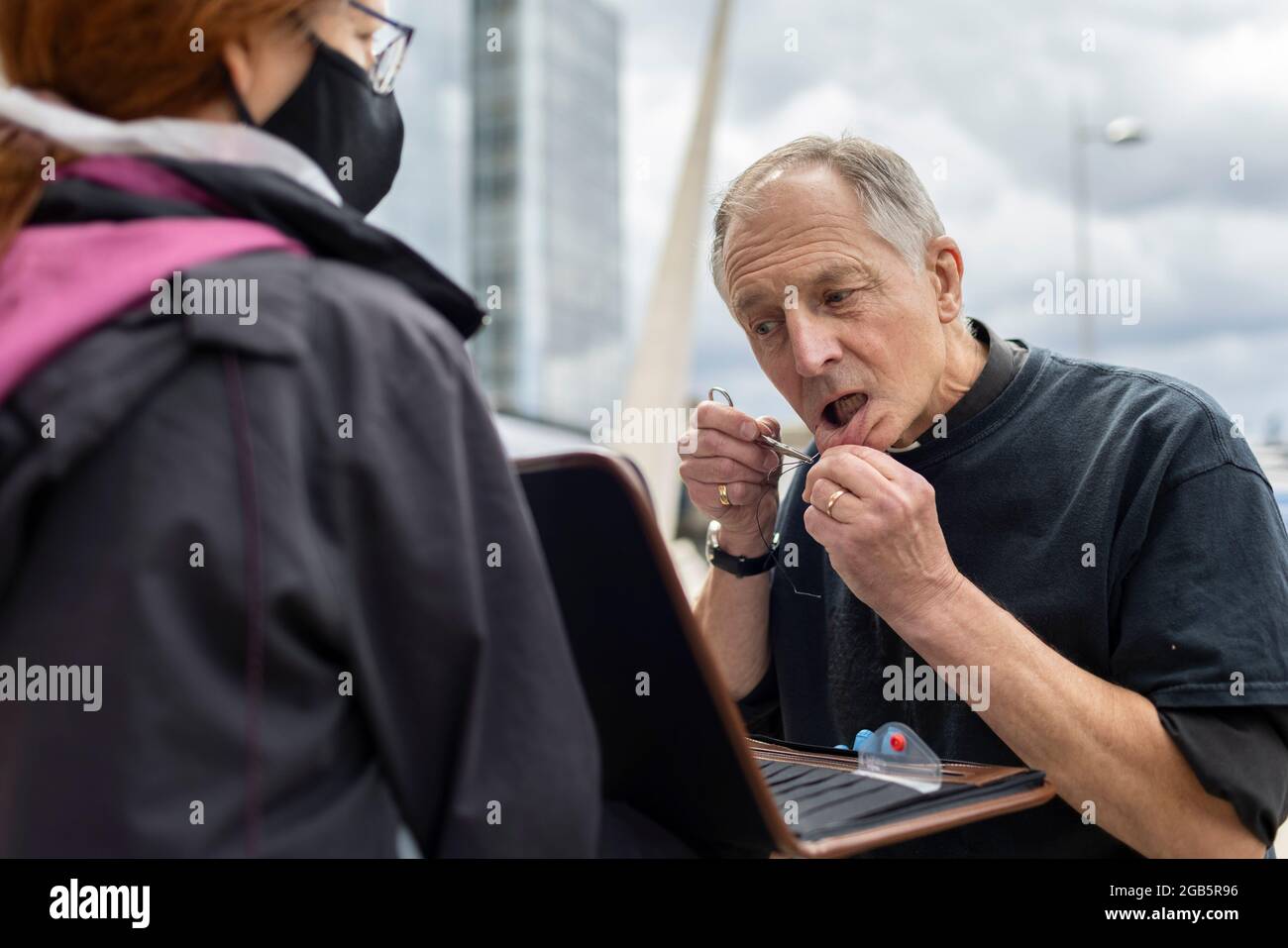 London, Großbritannien. 2. August 2021: Reverend Tim Hewes, 71 Jahre alt, Nähte heute mittags seine Lippen vor den Büros von News UK zu. Seine Aktion bestand darin, die Aufmerksamkeit auf die Stillegungen der Klimawissenschaft durch Rupert Murdoch und News Corp zu lenken, was zu einem katastrophalen Mangel an wirksamen Maßnahmen zur Bewältigung der Klimakrise geführt hat. Er hielt Plakate mit den Worten: „Murdoch hat das getan, gedämpfte Klimawissenschaft“, „Murdoch zum Ökozid auf die Anklagebank“, „das Murdoch-Erbe? Das 6. Massenaussterben auf dem Planeten Erde“. London, Großbritannien. Kredit: Joshua Windsor/Alamy Live Nachrichten Stockfoto