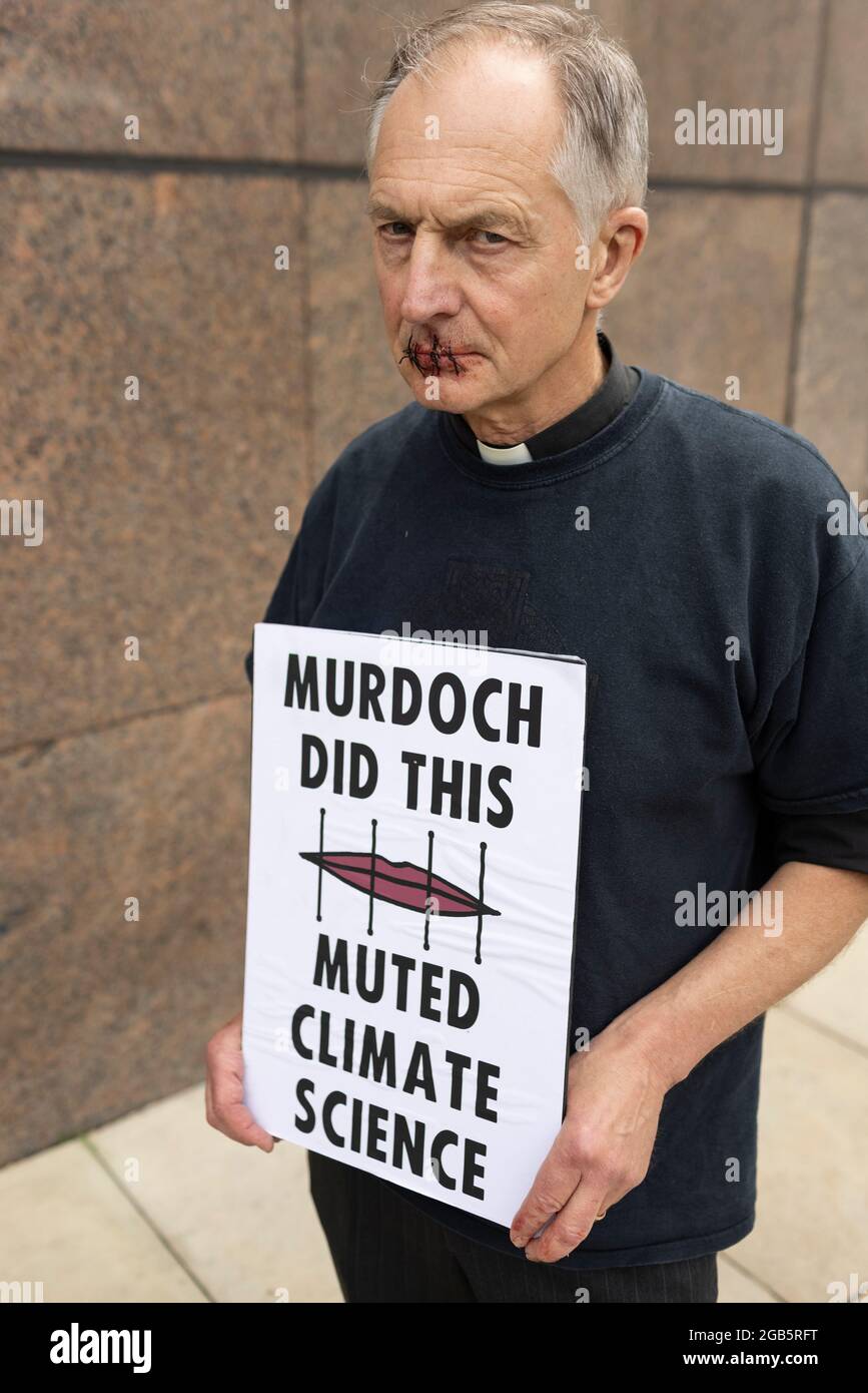 London, Großbritannien. 2. August 2021: Reverend Tim Hewes, 71 Jahre alt, Nähte heute mittags seine Lippen vor den Büros von News UK zu. Seine Aktion bestand darin, die Aufmerksamkeit auf die Stillegungen der Klimawissenschaft durch Rupert Murdoch und News Corp zu lenken, was zu einem katastrophalen Mangel an wirksamen Maßnahmen zur Bewältigung der Klimakrise geführt hat. Er hielt Plakate mit den Worten: „Murdoch hat das getan, gedämpfte Klimawissenschaft“, „Murdoch zum Ökozid auf die Anklagebank“, „das Murdoch-Erbe? Das 6. Massenaussterben auf dem Planeten Erde“. London, Großbritannien. Kredit: Joshua Windsor/Alamy Live Nachrichten Stockfoto
