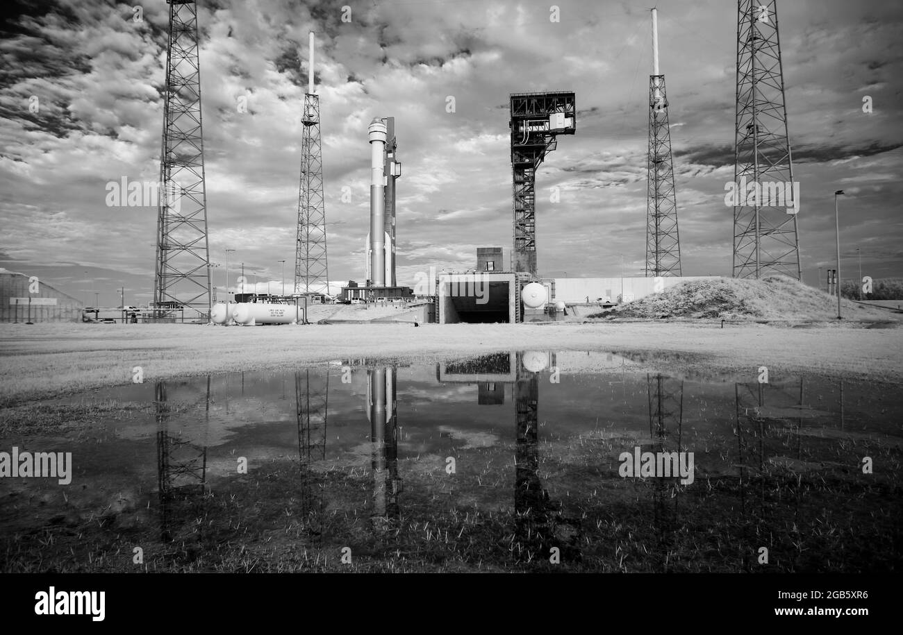 In diesem Schwarz-Weiß-Infrarotbild wird eine United Launch Alliance ATLAS V-Rakete mit der Raumsonde Boeings CST-100 Starliner an Bord gesehen, als sie vor der Orbital Flight Test-2 (OFT-2)-Mission am Montag vom Space Launch Complex 41 auf die Startfläche gerollt wird. 2. August 2021 auf der Cape Canaveral Space Force Station in Florida. Boeings Orbital Flight Test-2 wird Starliners zweite unbemundete Flugprüfung sein und wird als Teil des NASA Commercial Crew Program an die Internationale Raumstation andocken. Die Mission, die derzeit für den Start um 1:20 Uhr EDT Tuesda Stockfoto