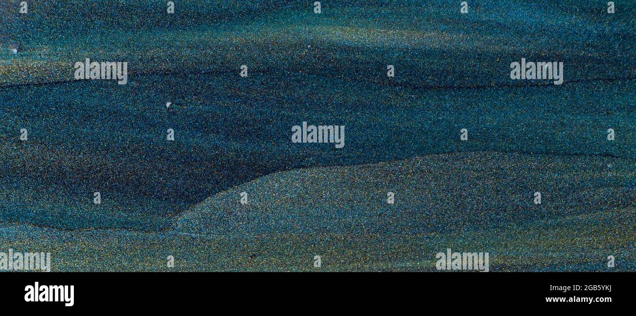 Dunkelblau grün Glitzer abstrakter Hintergrund. Aquamarinfarbener Hintergrund mit glitzernder blauer Glitzer-Textur. Speicherplatz kopieren Stockfoto