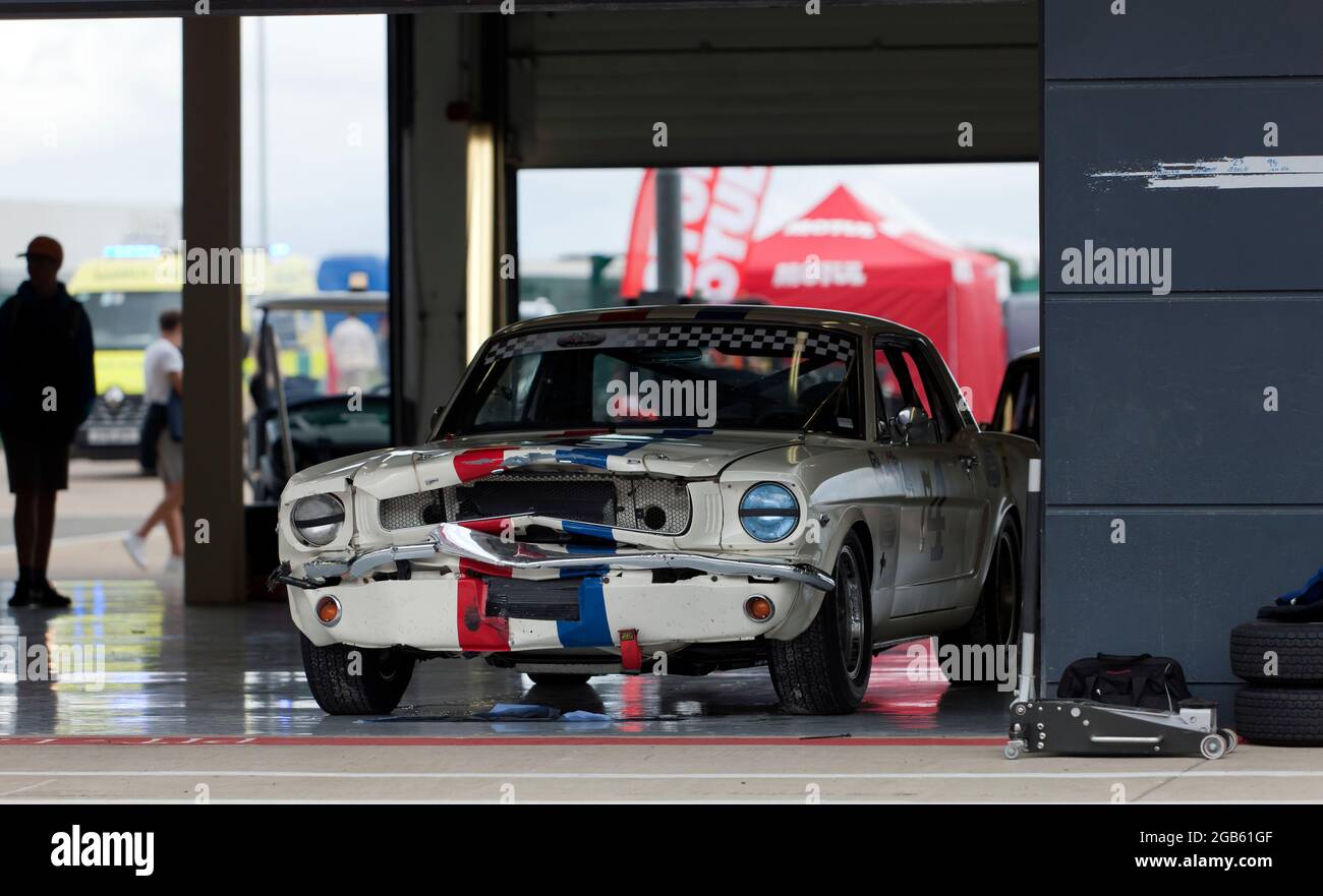 Frontalschaden an Dave Coynes, White, 1965, Ford Mustang nach dem Transatlantic Trophy Race für Tourenwagen vor 66 beim Silverstone Classic 2021 Stockfoto