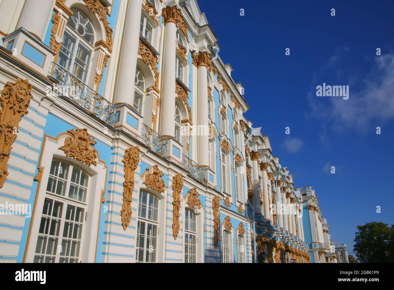 Blick auf das wunderschöne Äußere des Katharinenpalastes. Catherines Palace ist ein Rokoko-Palast in Tsarskoye Selo Puschkin, St. Petersburg, Russland. Stockfoto