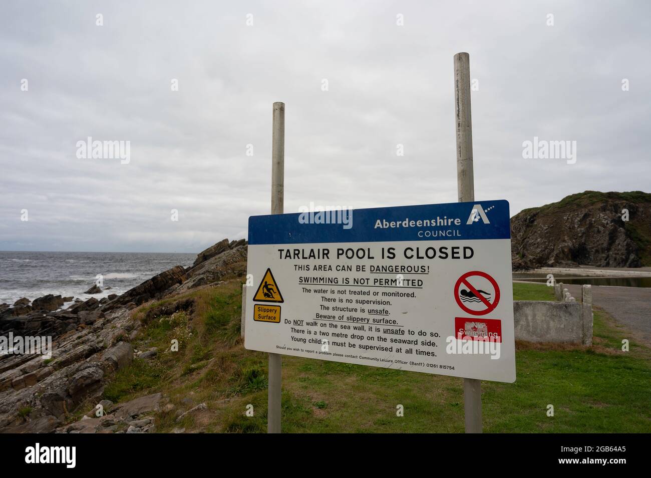 Tarlair Pool ist geschlossen Schild mit Warnmeldungen. Bezieht sich auf ein altes Gezeitenbecken, das jetzt in Aberdeenshire, Schottland, verwelkt ist. Keine Personen. Stockfoto