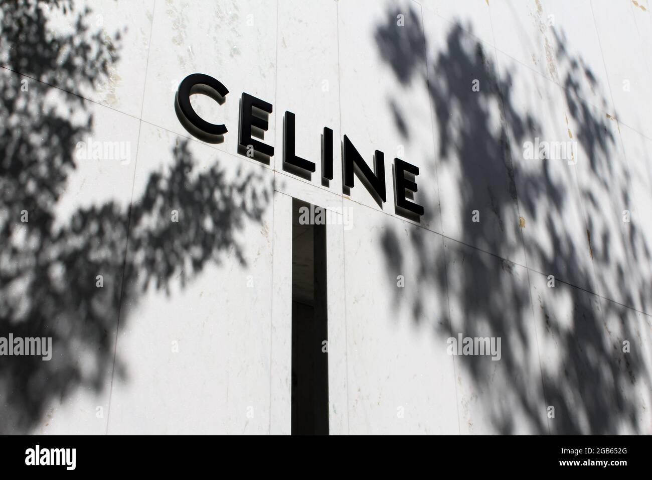 Fassade des Celine Stores außerhalb des Miami Design District in Miami, Florida. Luxuriöses Einkaufszentrum und Geschäft. Stockfoto