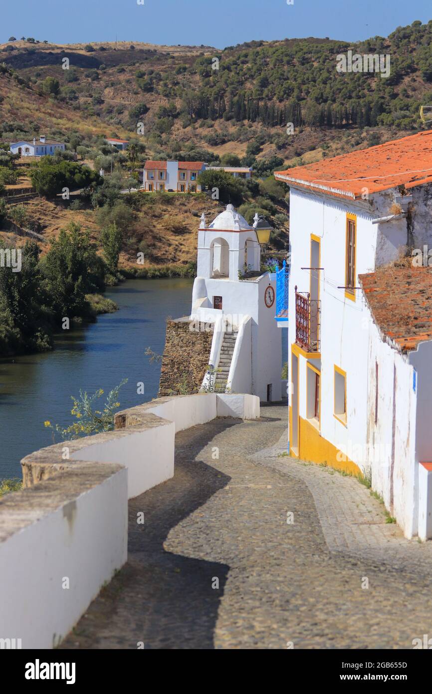 Ansicht von Mértola Stadt und den Fluss Guadiana auf Vordergrund im Alentejo, Portugal Stockfoto