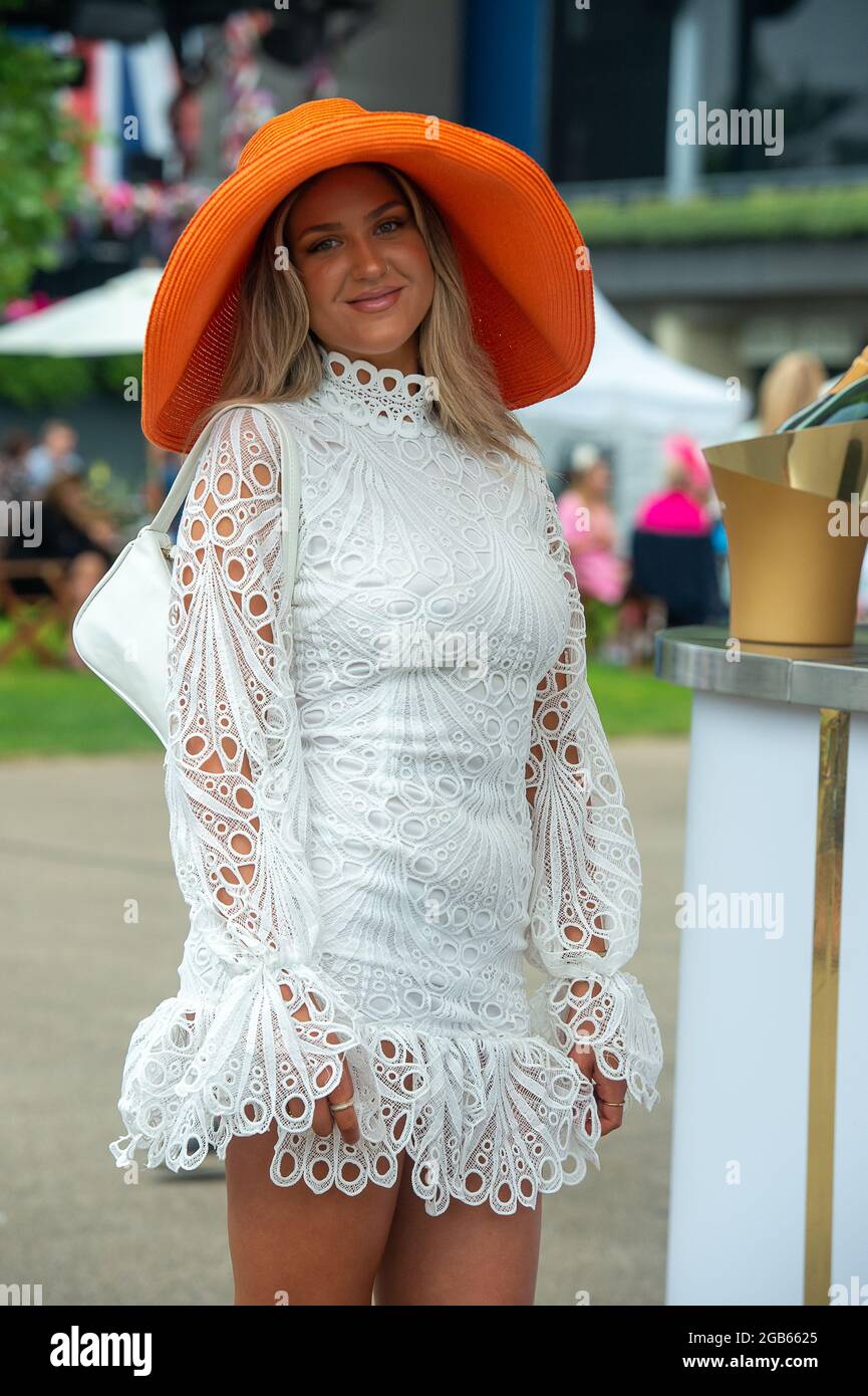 Ascot, Bergen, Großbritannien. Juni 2021. Lola Rasic trägt ein orangefarbenes Kleid aus cremefarbener Spitze. Es war ein geschäftiges Tag, als die Rennfahrer eines der Highlights der Sommer-Highlights des Rennkalenders beim King George Weekend auf der Ascot Racecourse genossen. Obwohl es heute geregnet hat, kehrte am Nachmittag die Sonne zurück. Quelle: Maureen McLean/Alamy Stockfoto