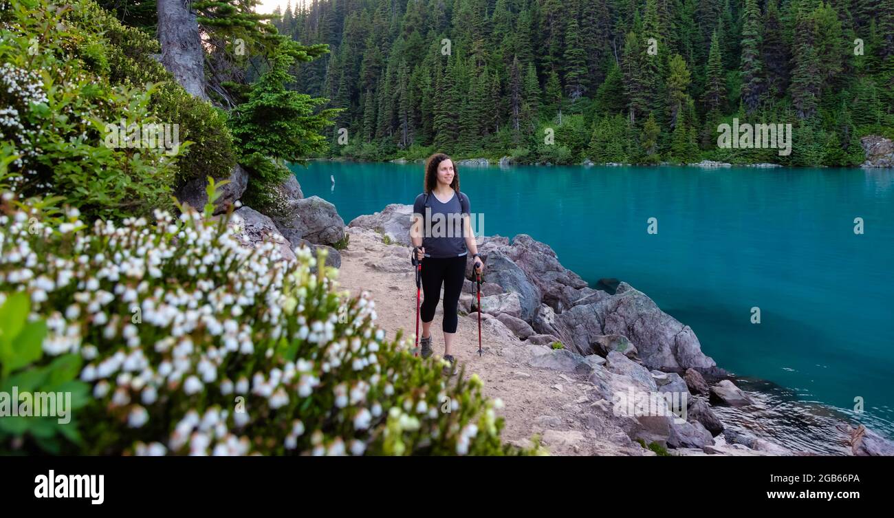Abenteuerliche Weiße Kaukasin Erwachsene Frau Wandern auf einem Trail in der kanadischen Natur Stockfoto