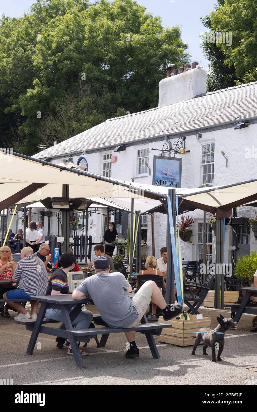 Anglesey Pub; Menschen essen und trinken im Ship Inn, einem beliebten Pub-Restaurant an der Küste; Red Wharf Bay, Anglesey Wales UK Stockfoto